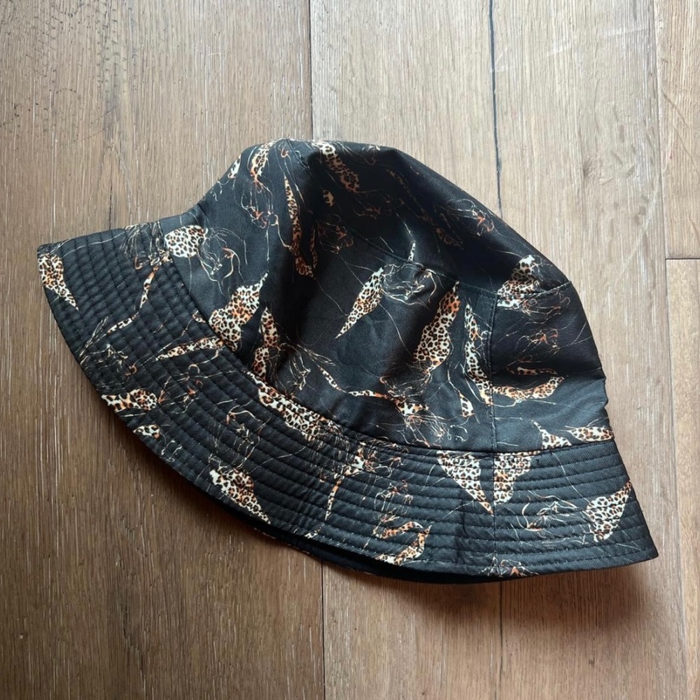 Reversible black bucket hat